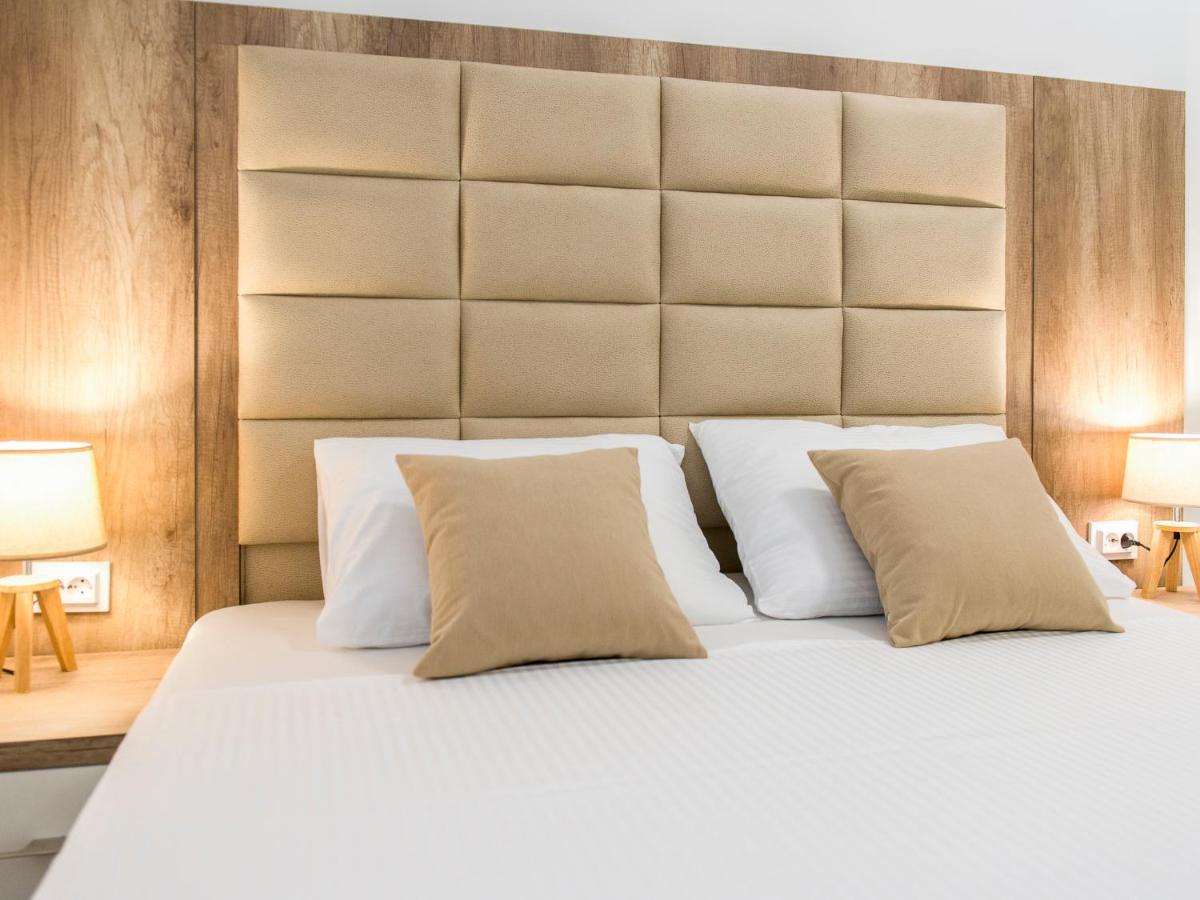 Square Point Apartment *
